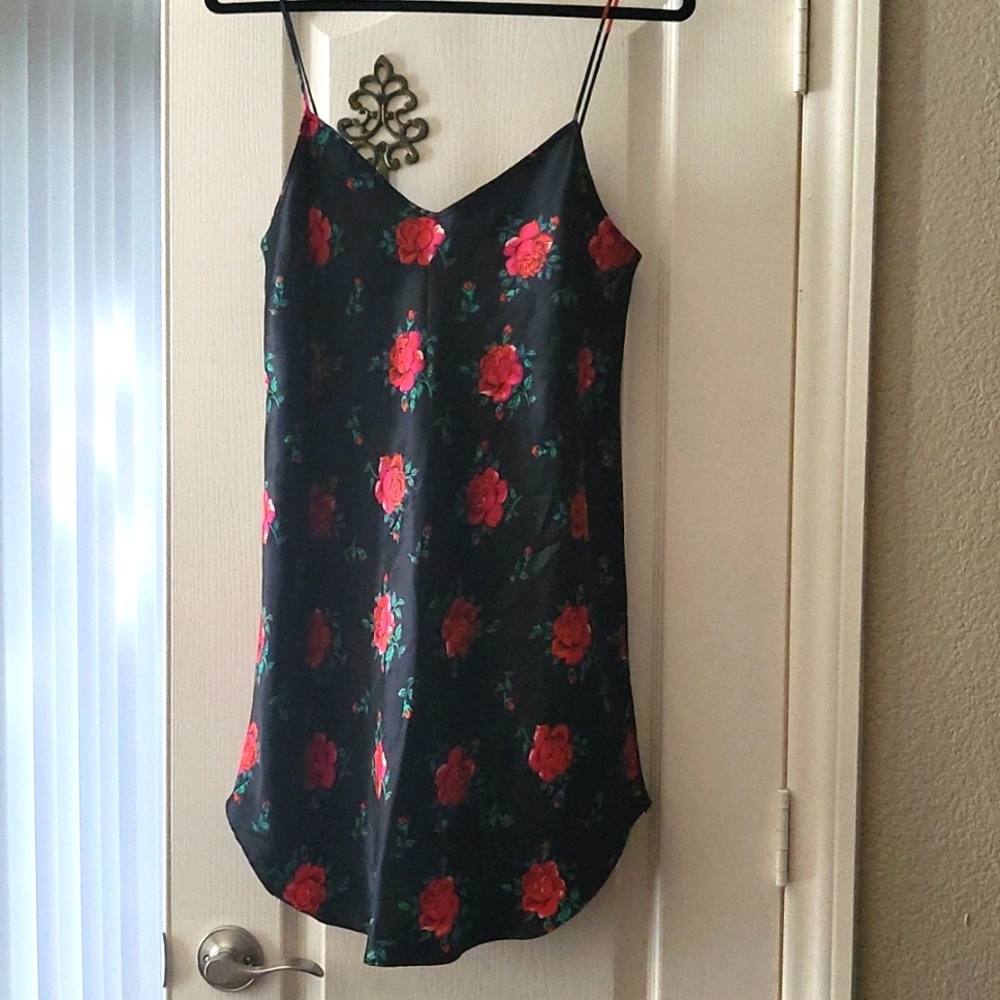 Black and red rose night gown
